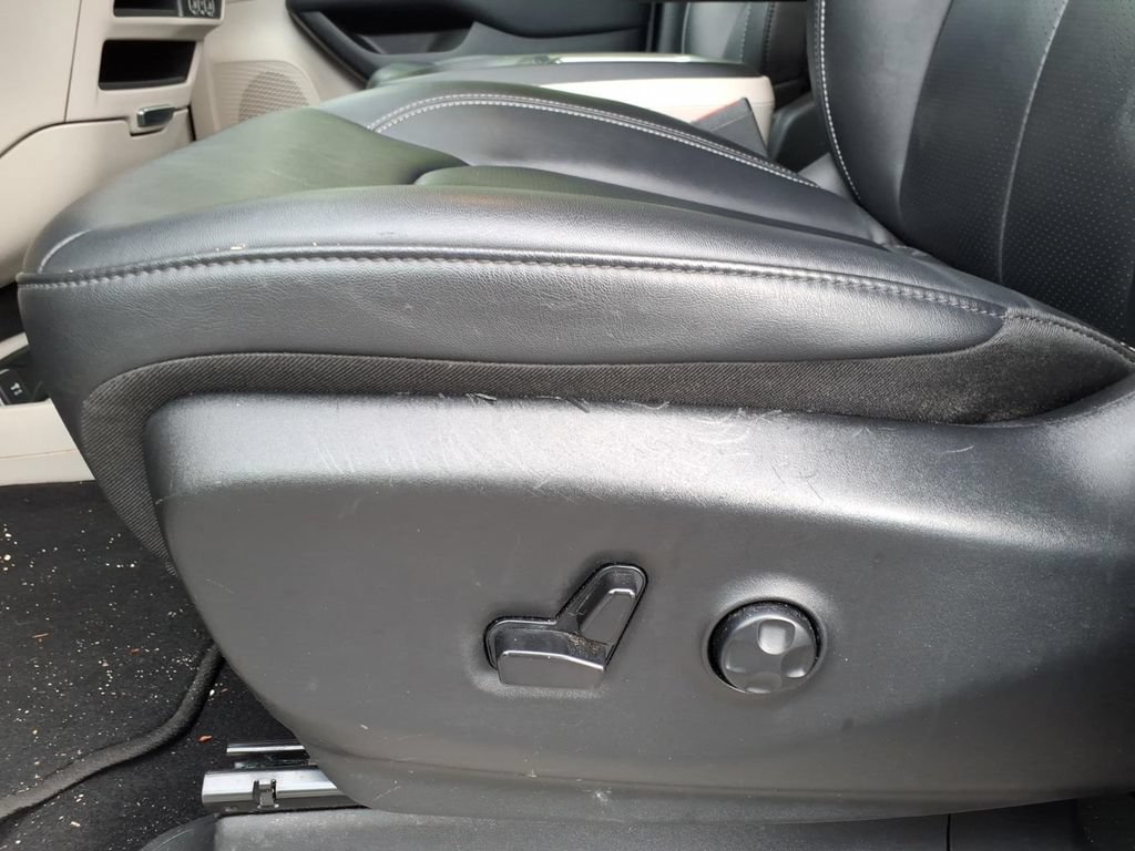 Used 2024 Chrysler Pacifica Touring-L FWD image 17