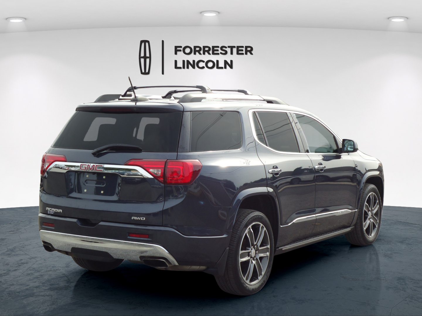 Used 2018 GMC Acadia Denali w/ Technology Package AWD/4WD image 3