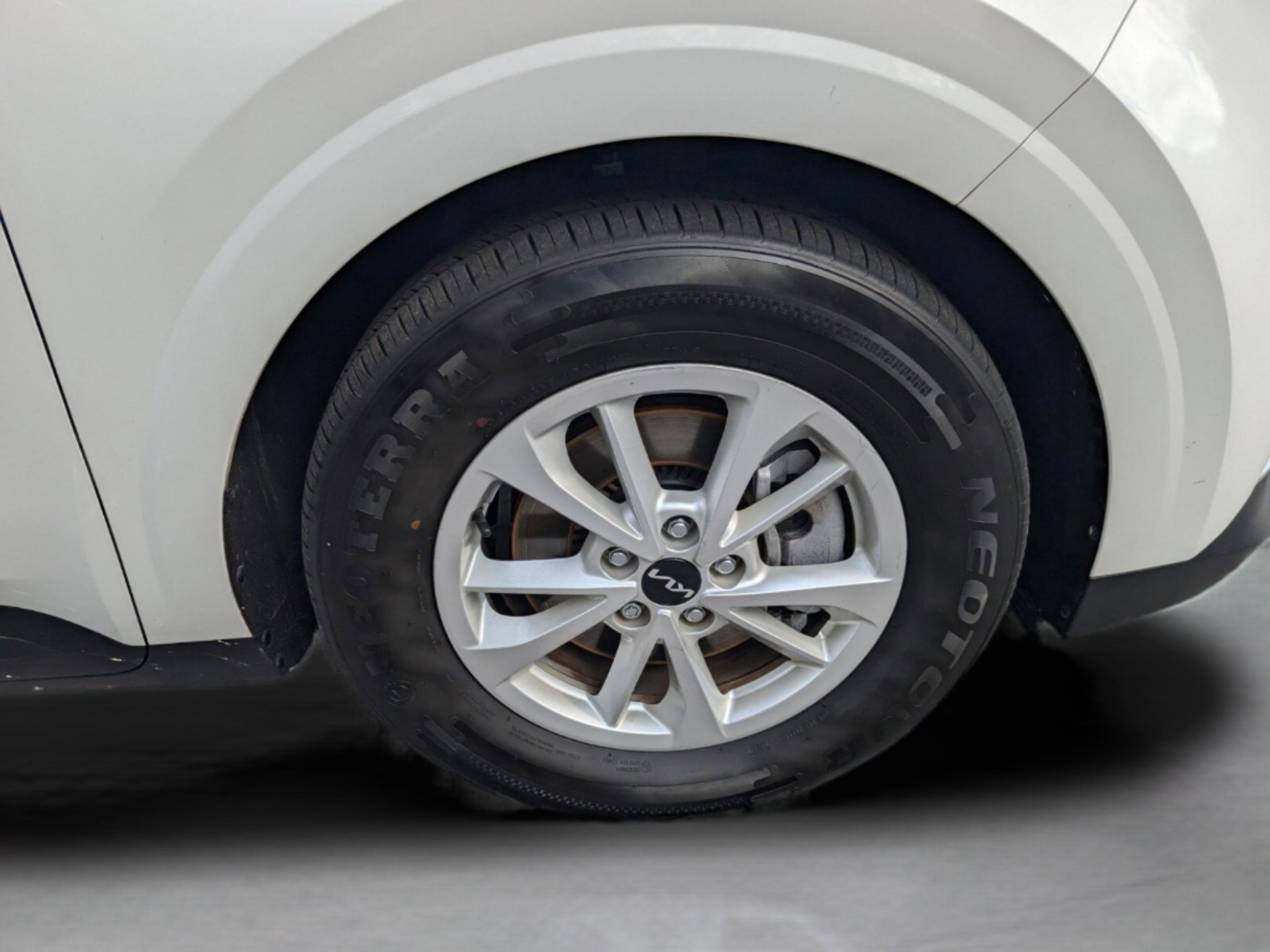 Certified 2024 Kia Carnival LX image 27