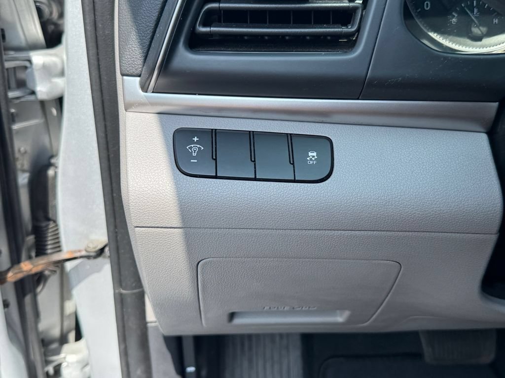 Used 2019 Hyundai Elantra SE FWD image 18