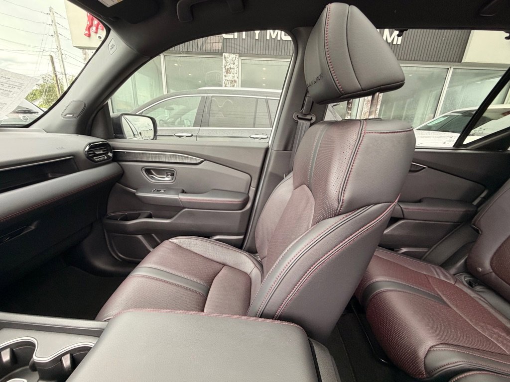 Used 2025 Honda Pilot Black Edition image 21