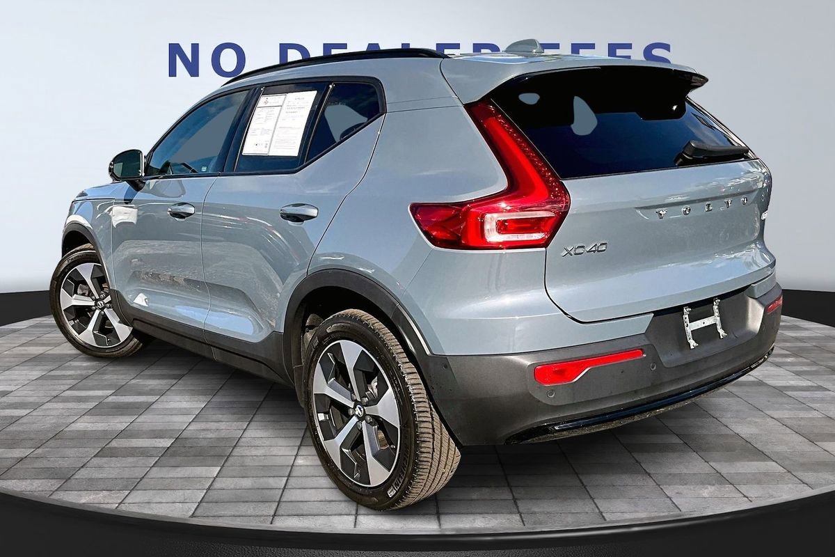 Used 2023 Volvo XC40 B5 Plus w/ Driver Assist Package image 4