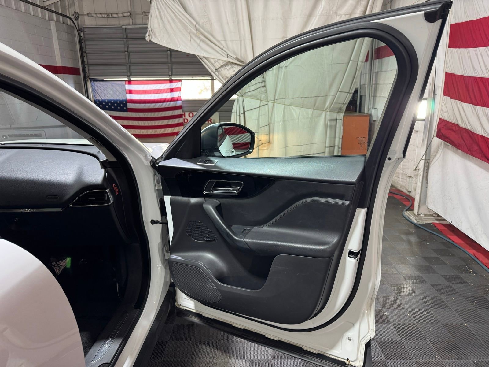 Used 2018 Jaguar F-PACE Premium image 12