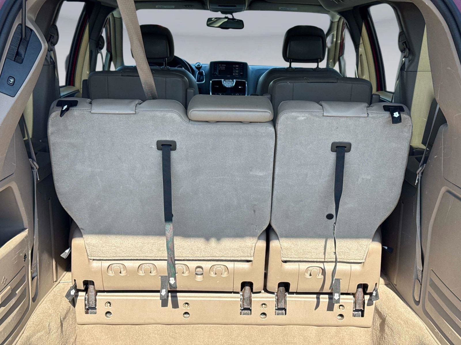 Used 2016 Chrysler Town & Country Touring image 11