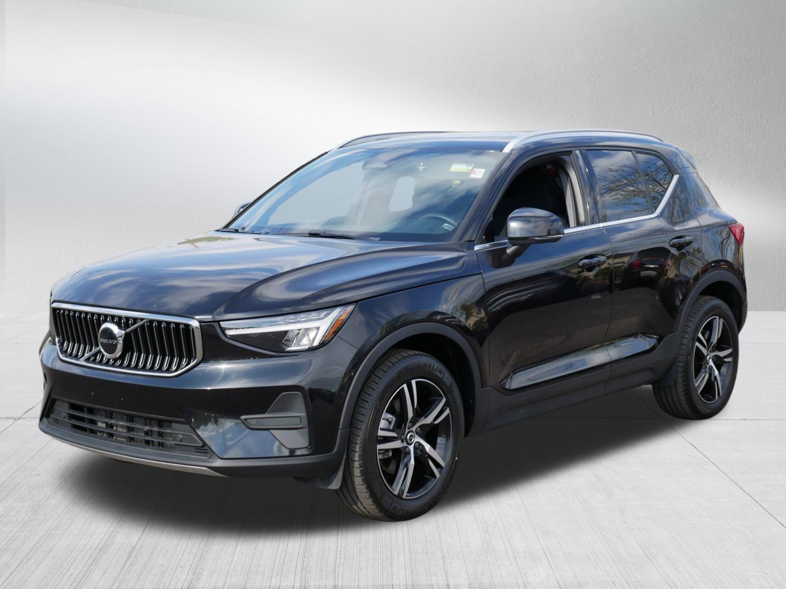 Used 2025 Volvo XC40 B5 Core AWD/4WD image 3