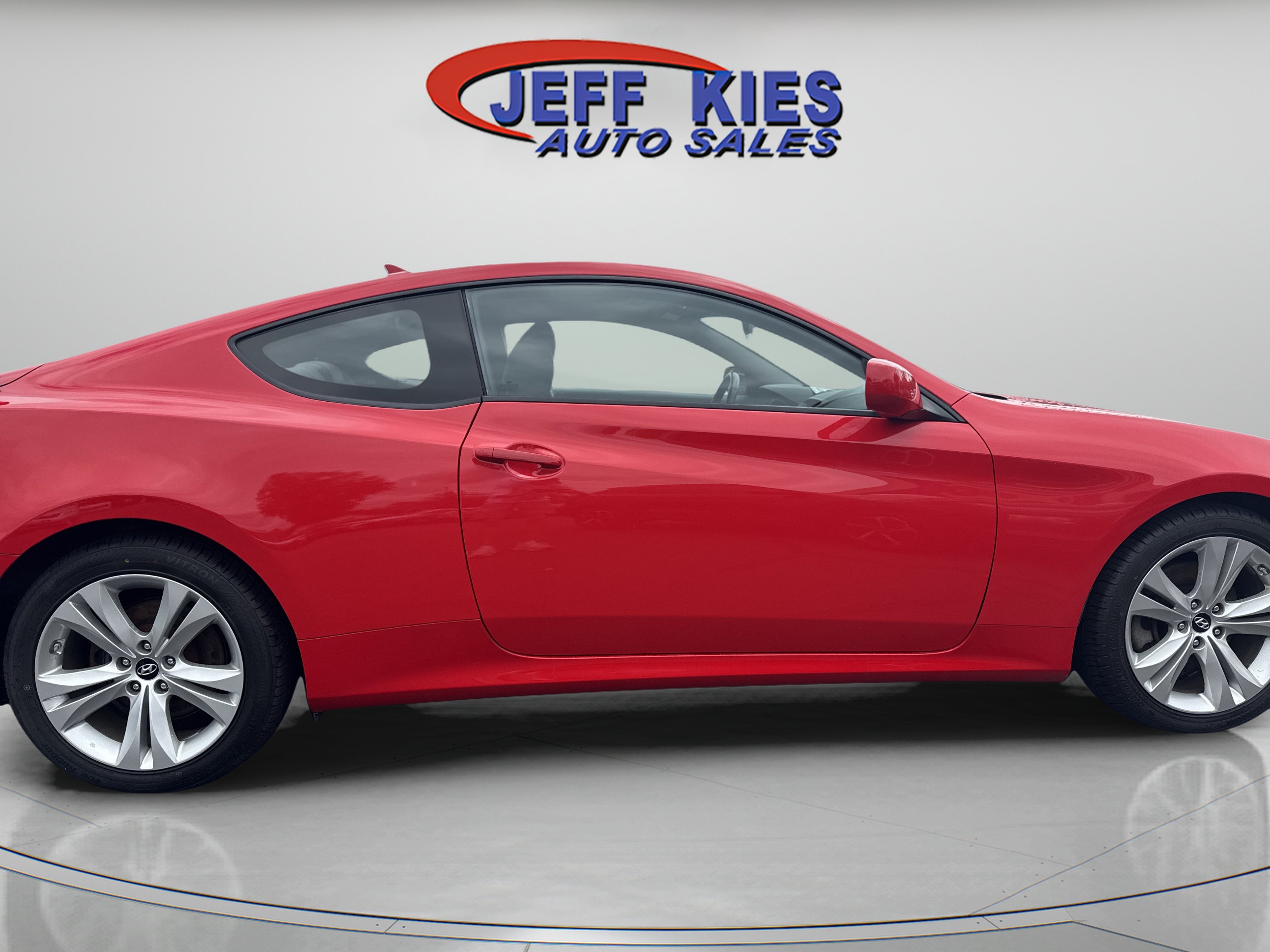 Used 2010 Hyundai Genesis 3.8 RWD image 4