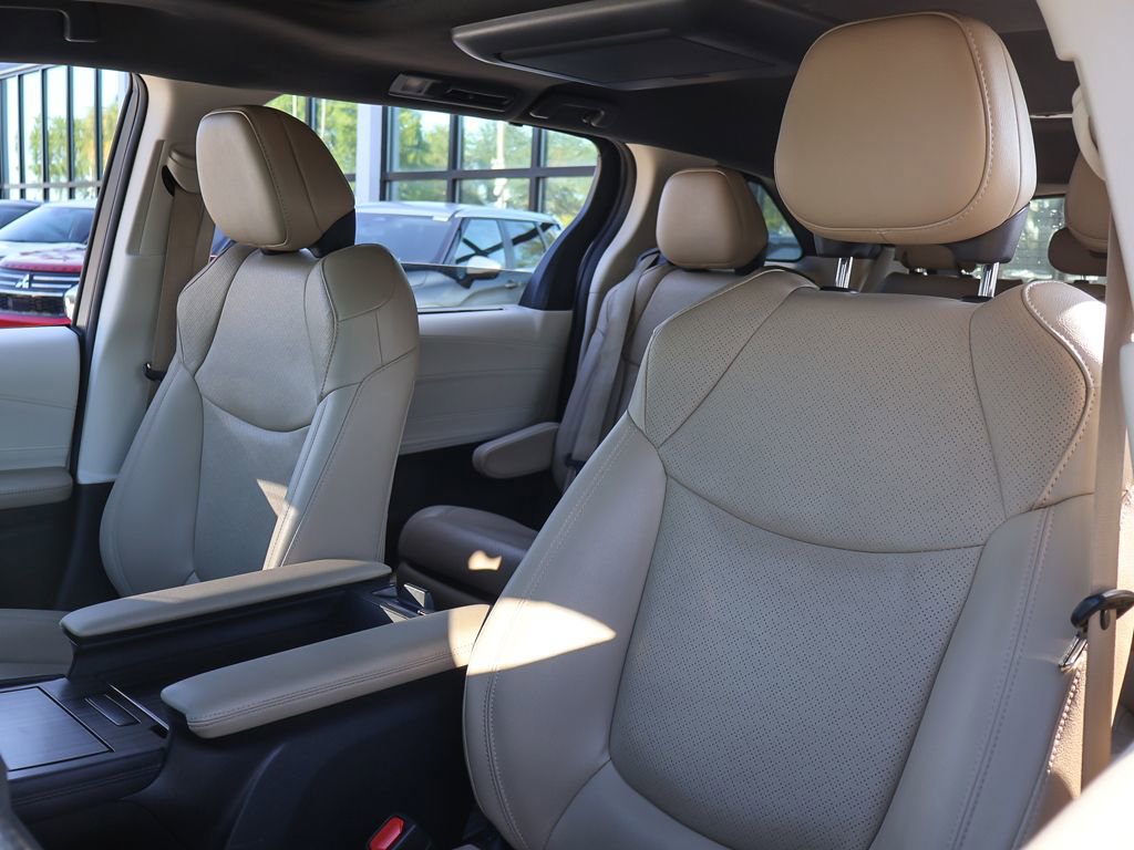 Used 2023 Toyota Sienna Limited FWD image 31