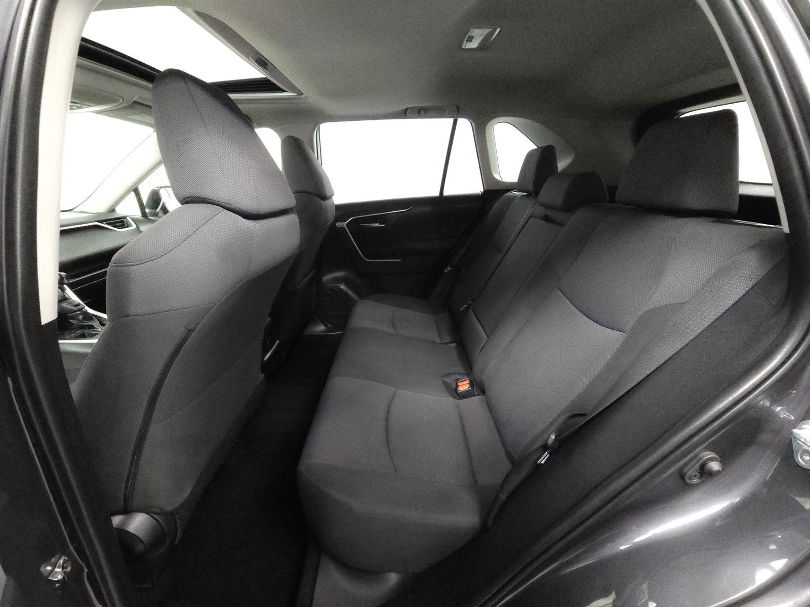 Used 2019 Toyota RAV4 XLE AWD/4WD image 5