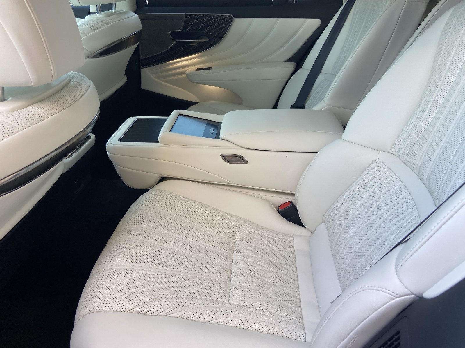 Used 2023 Lexus LS 500h AWD w/ Luxury Package image 19
