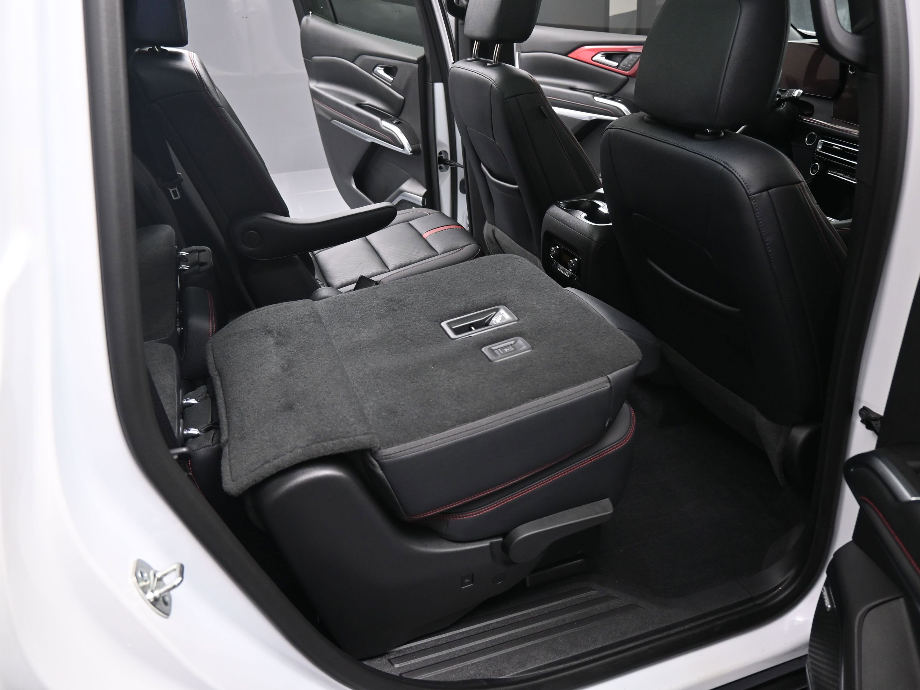 Certified 2025 Chevrolet Traverse RS w/ LPO, Floor Liner Package image 18
