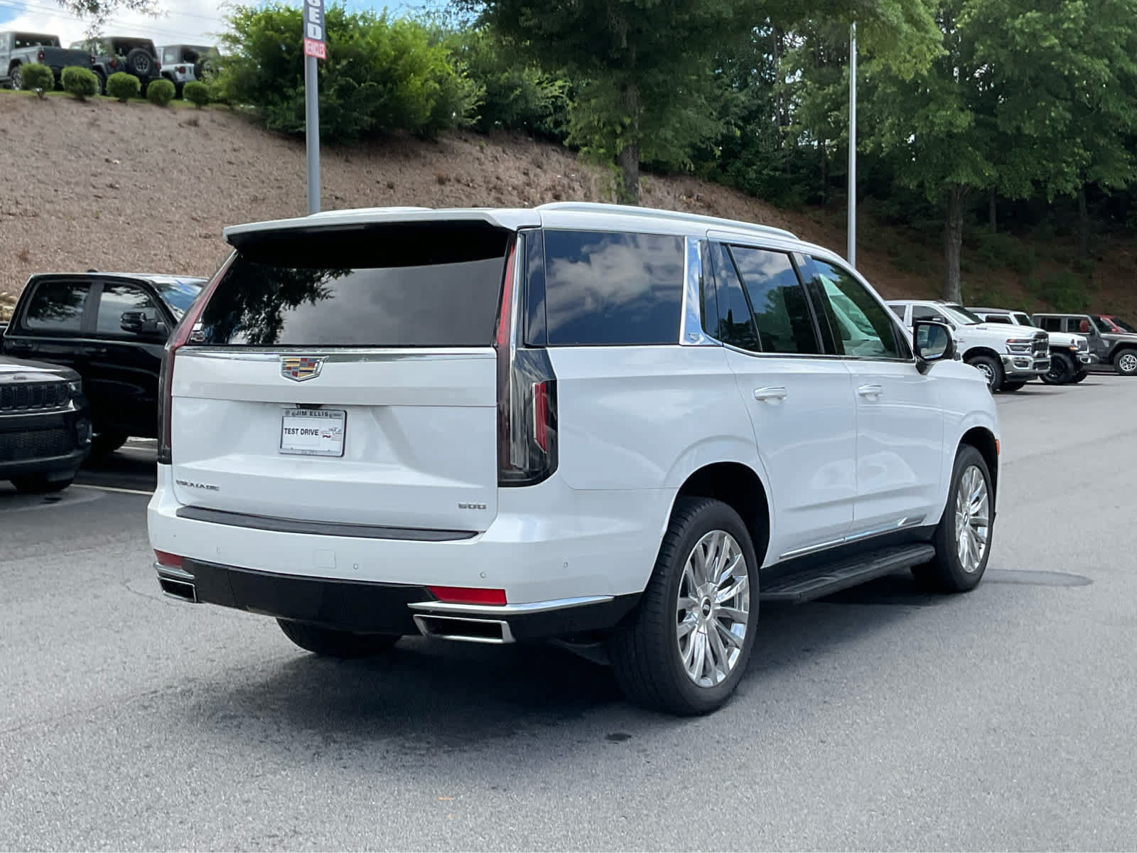 Used 2023 Cadillac Escalade Premium Luxury w/ Performance Package AWD/4WD image 5