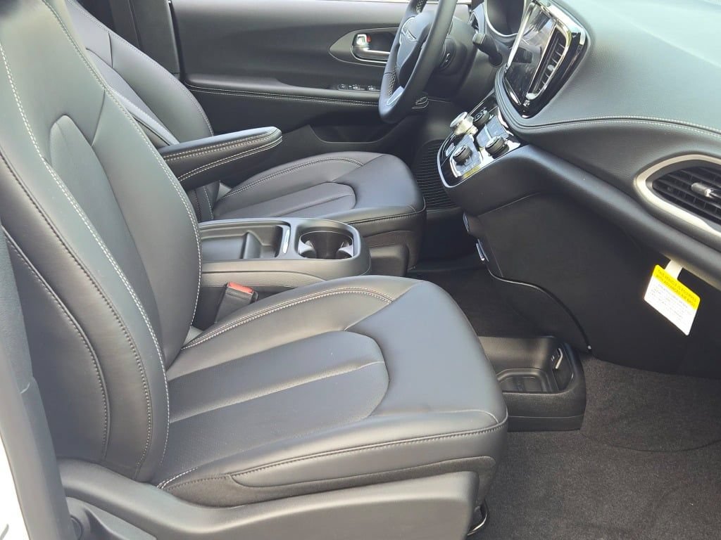 New 2027 Chrysler Pacifica Select AWD/4WD image 6
