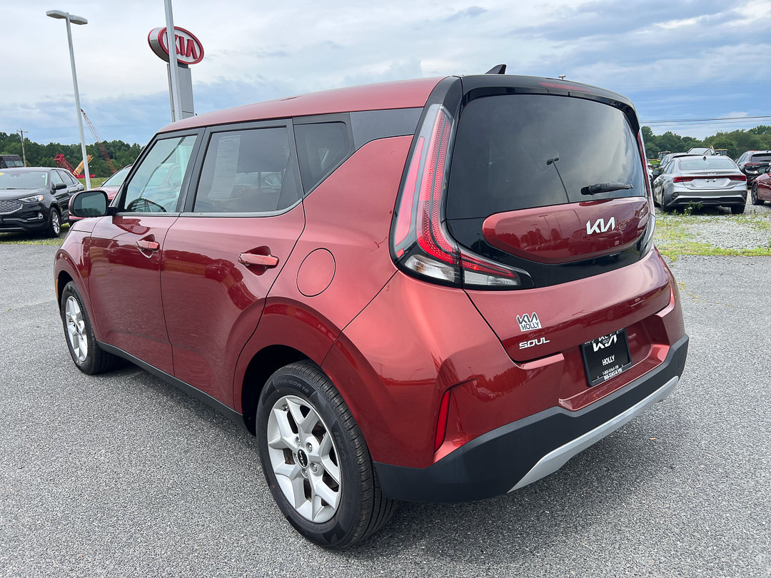 Used 2023 Kia Soul LX w/ LX Technology Package FWD image 3