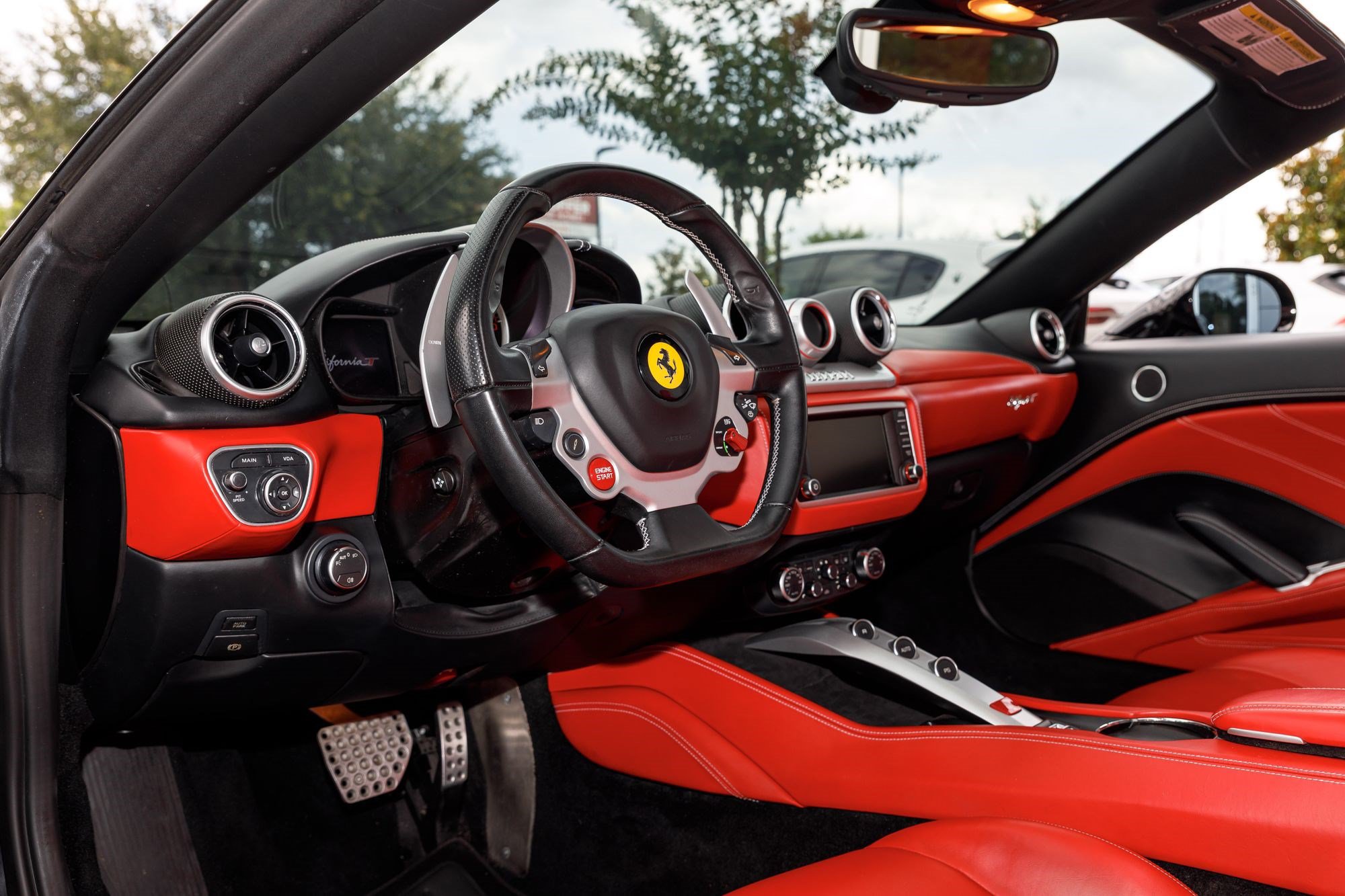 Used 2017 Ferrari California T RWD image 9