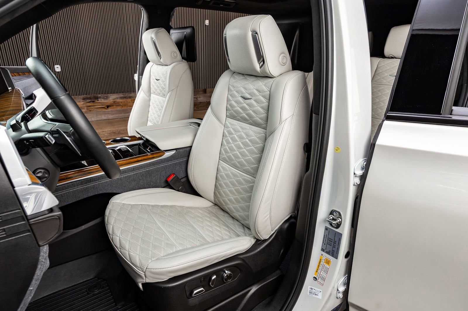 Used 2025 Cadillac Escalade ESV Sport Platinum w/ LPO, ONYX Package image 30