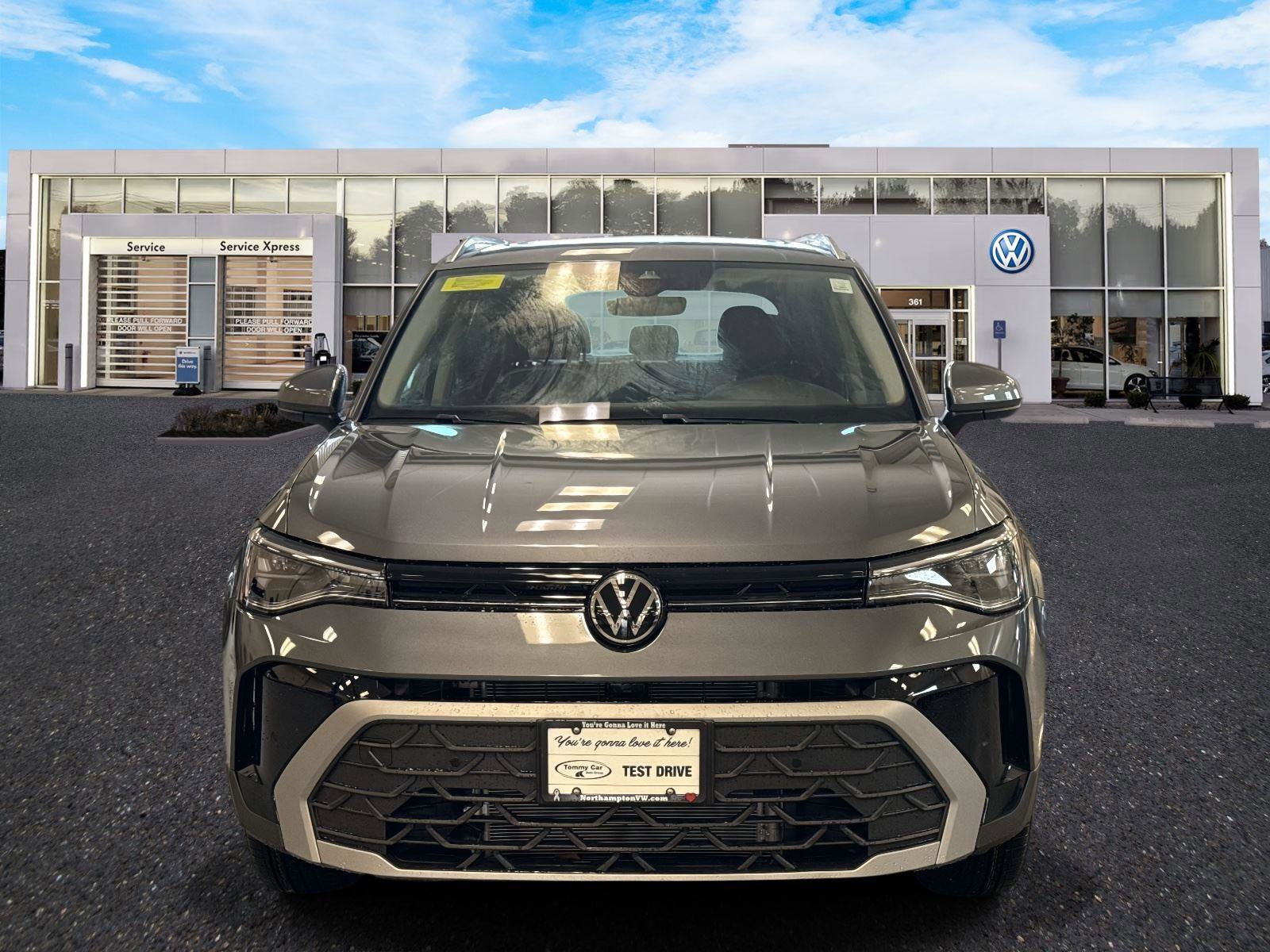 New 2026 Volkswagen Taos SE image 2