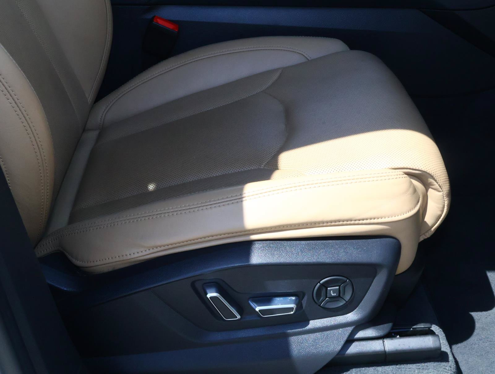 Used 2019 Audi Q8 Prestige w/ Luxury Package AWD/4WD image 19