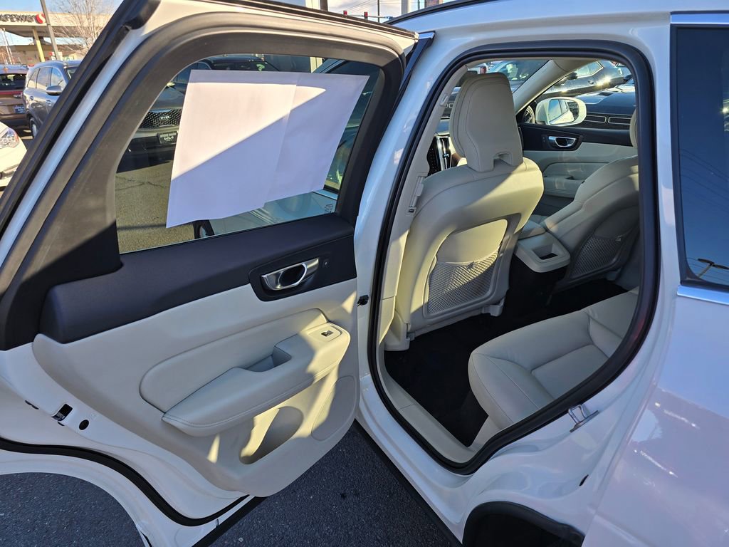 Used 2022 Volvo XC60 B5 Momentum image 15