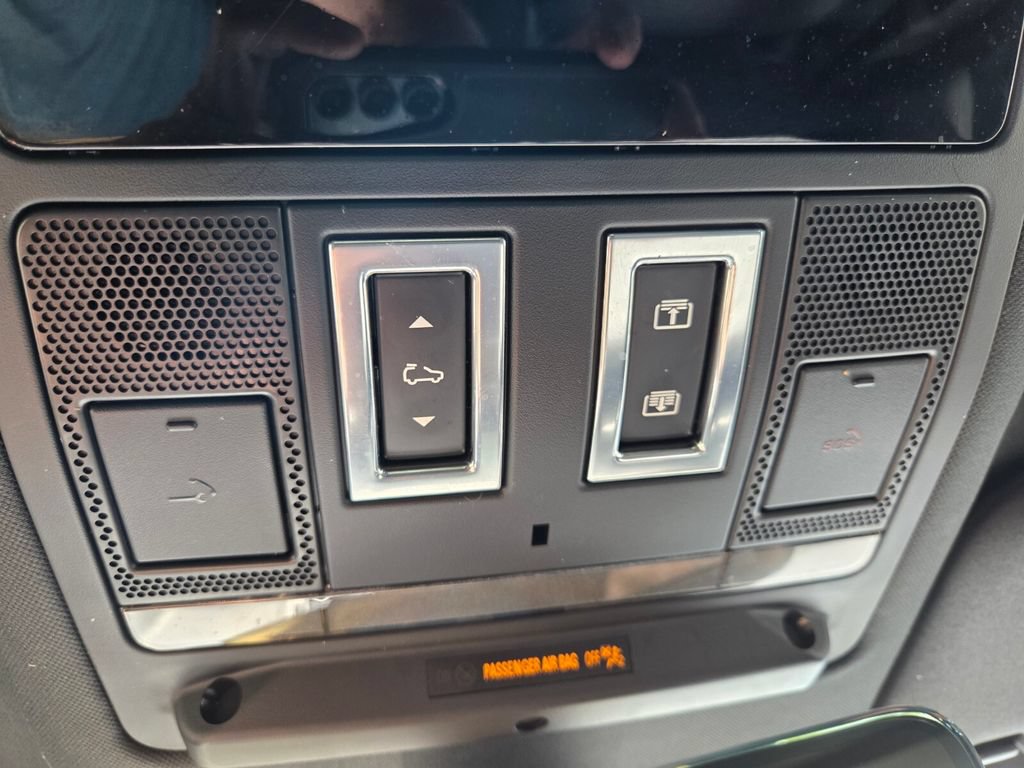 Used 2023 Land Rover Defender 110 X-Dynamic SE AWD/4WD image 31