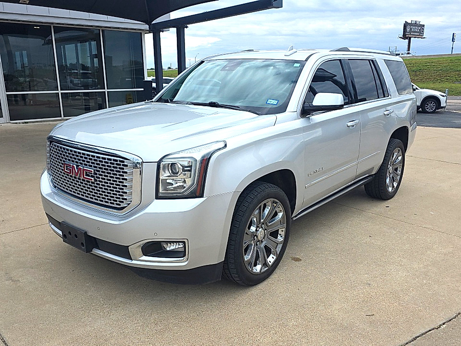 Used 2016 GMC Yukon Denali w/ Open Road Package RWD image 2