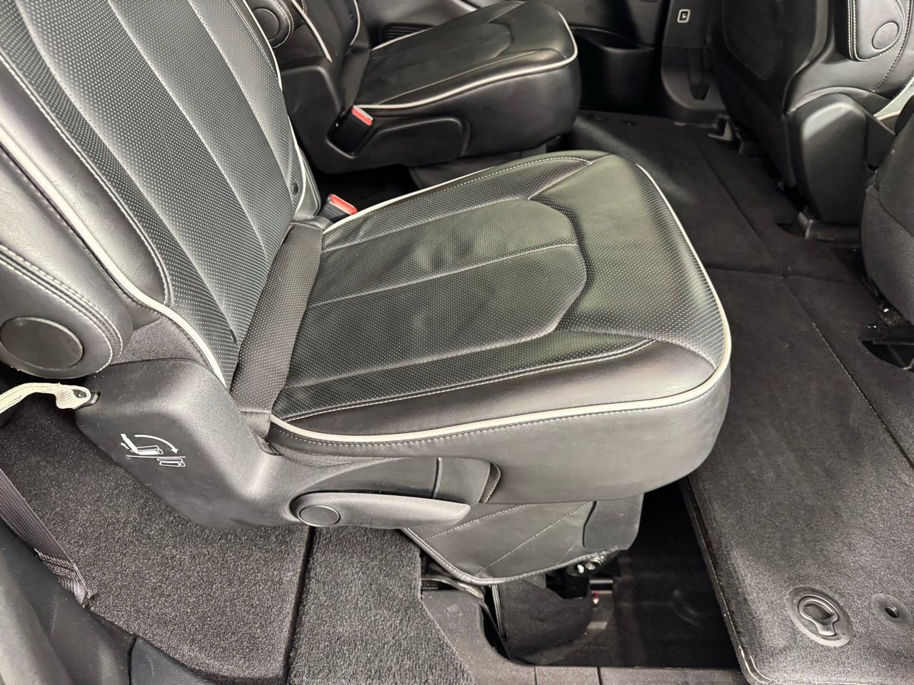 Used 2025 Chrysler Pacifica Limited image 29