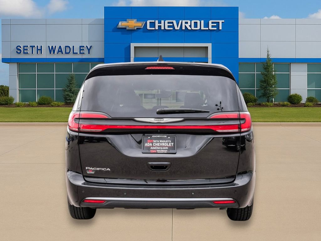 Used 2025 Chrysler Pacifica Select image 6