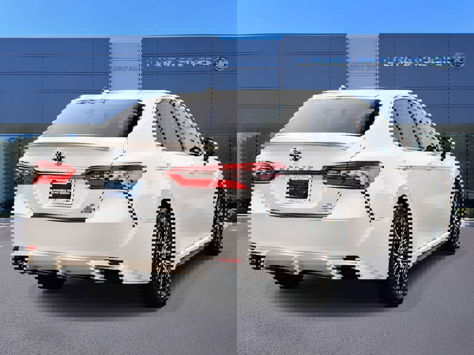 Used 2022 Toyota Camry SE image 4