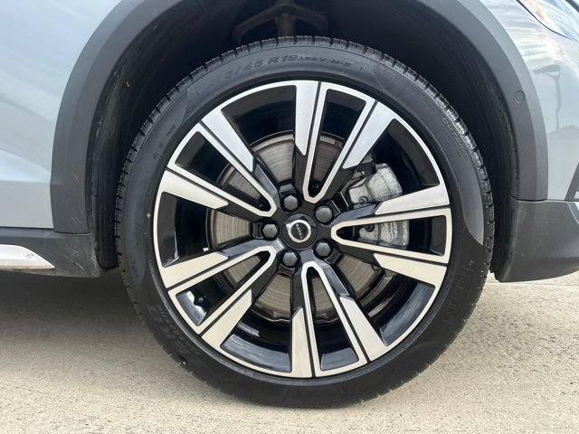 Certified 2024 Volvo V60 B5 Cross Country Ultimate w/ Protection Package Premier AWD/4WD image 11