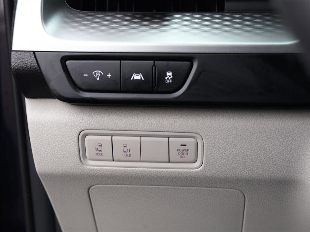 Used 2023 Kia Carnival LX image 16