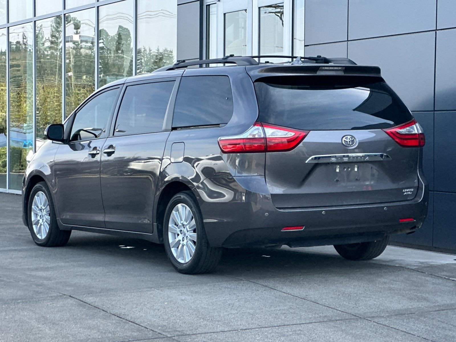 Used 2017 Toyota Sienna Limited Premium image 5