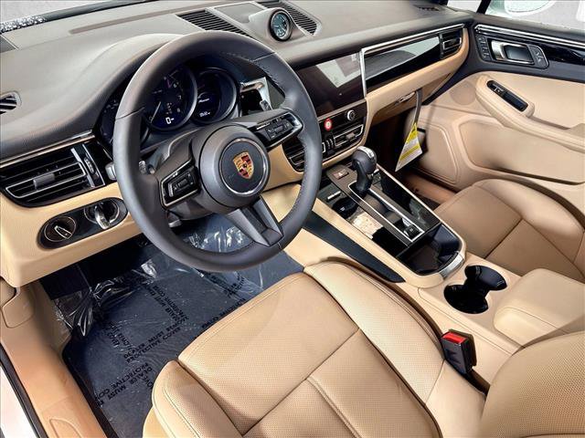 Certified 2026 Porsche Macan AWD/4WD image 4