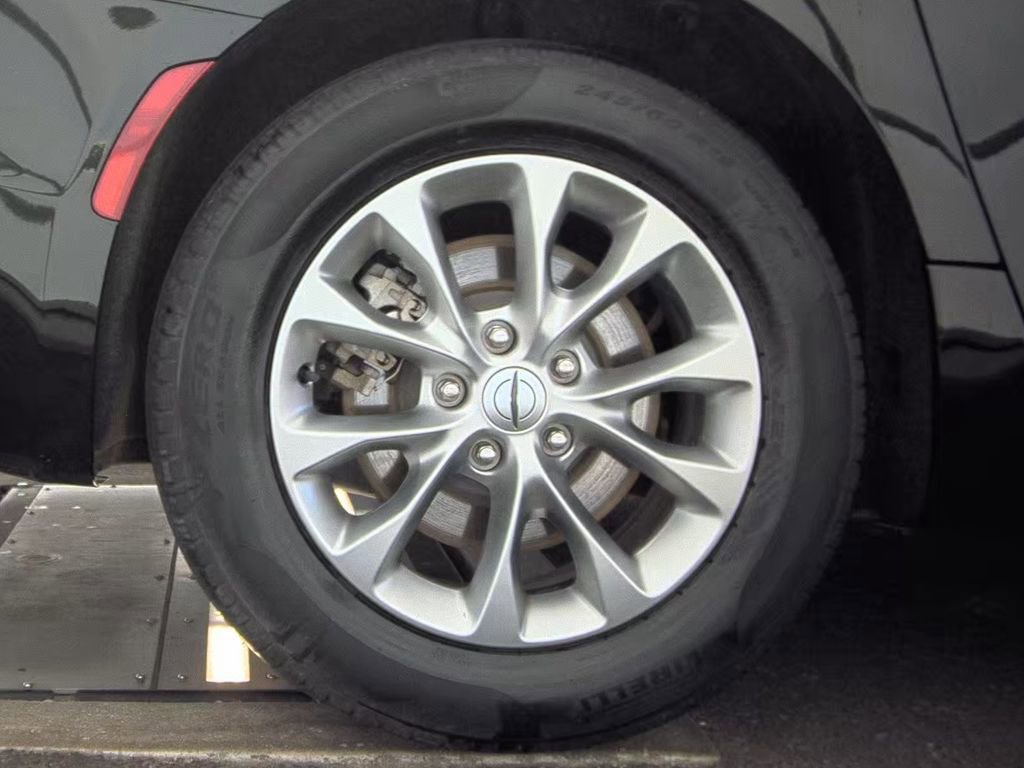 Used 2024 Chrysler Pacifica Touring-L AWD/4WD image 13
