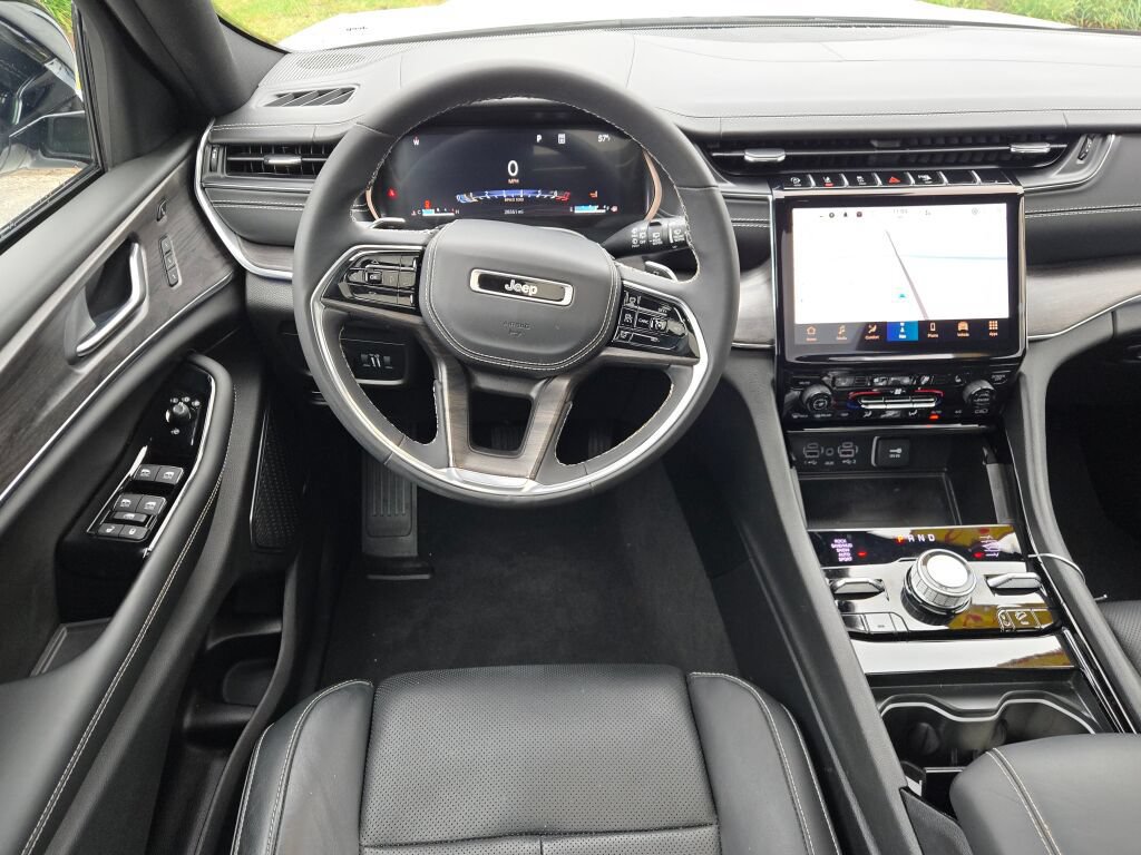 Certified 2023 Jeep Grand Cherokee Overland w/ Luxury Tech Group IV AWD/4WD image 2