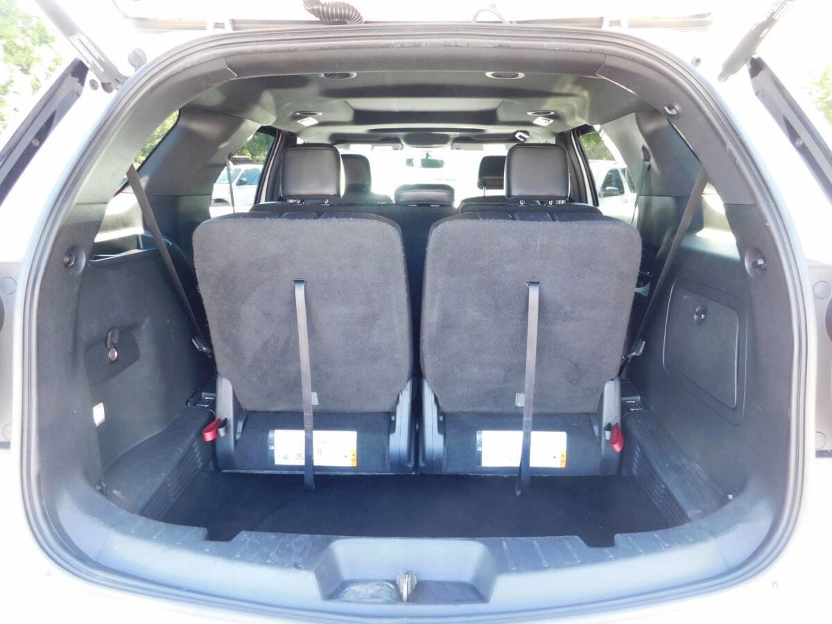Used 2017 Ford Explorer XLT w/ Equipment Group 202A image 5