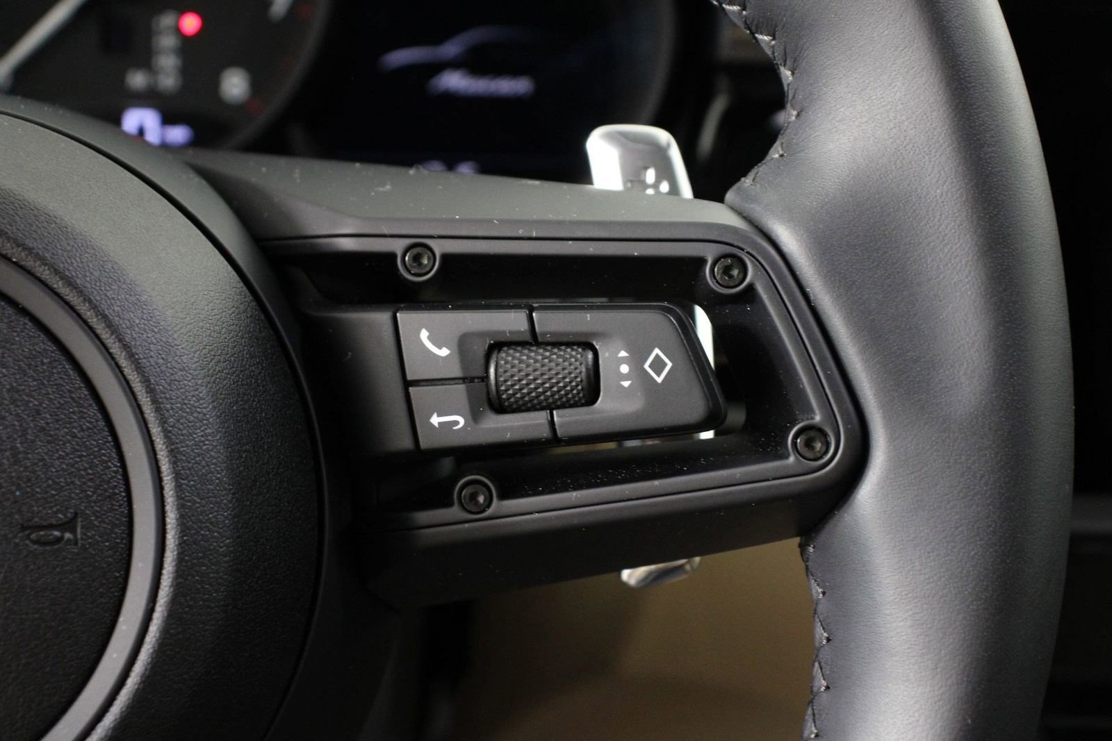 Certified 2025 Porsche Macan image 15