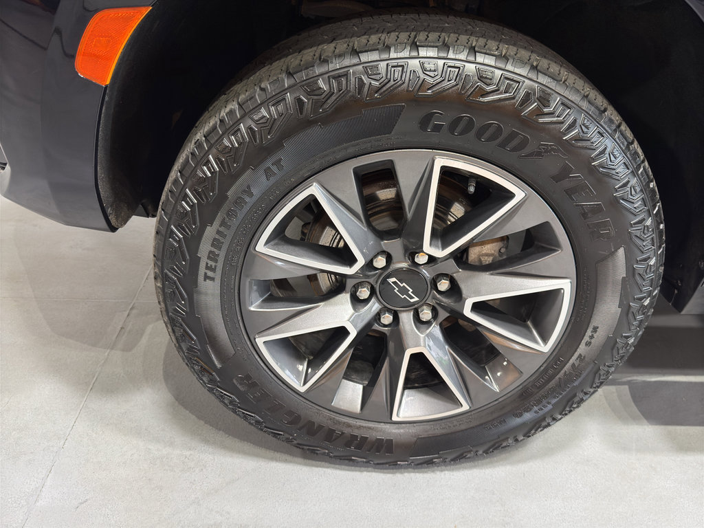Used 2024 Chevrolet Suburban Z71 w/ Luxury Package AWD/4WD image 9
