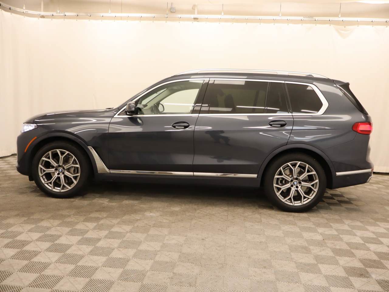 Used 2022 BMW X7 xDrive40i w/ Premium Package AWD/4WD image 2