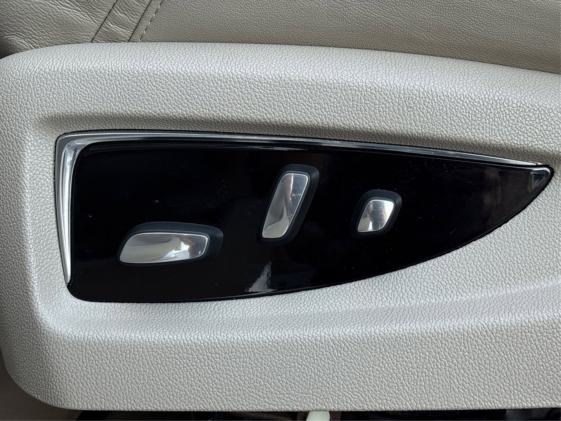 Used 2017 Cadillac Escalade ESV 2WD image 30