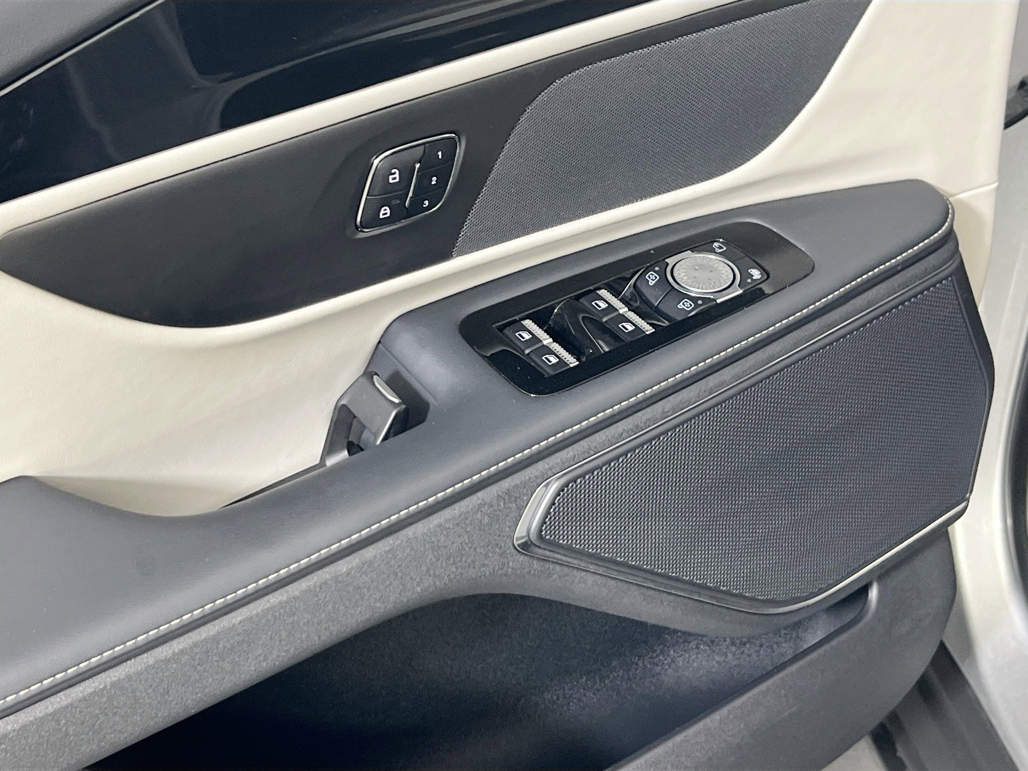 Used 2024 Lincoln Nautilus Reserve image 18