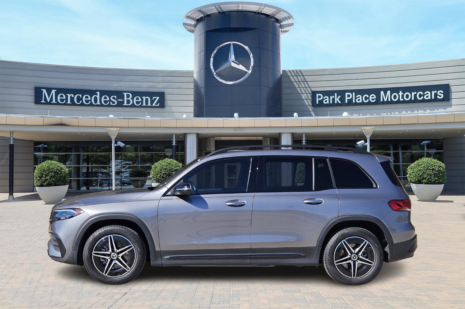 Used 2023 Mercedes-Benz EQB 300 4MATIC image 3