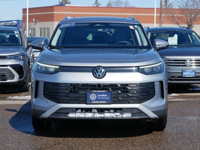 Certified 2025 Volkswagen Tiguan SE image 2