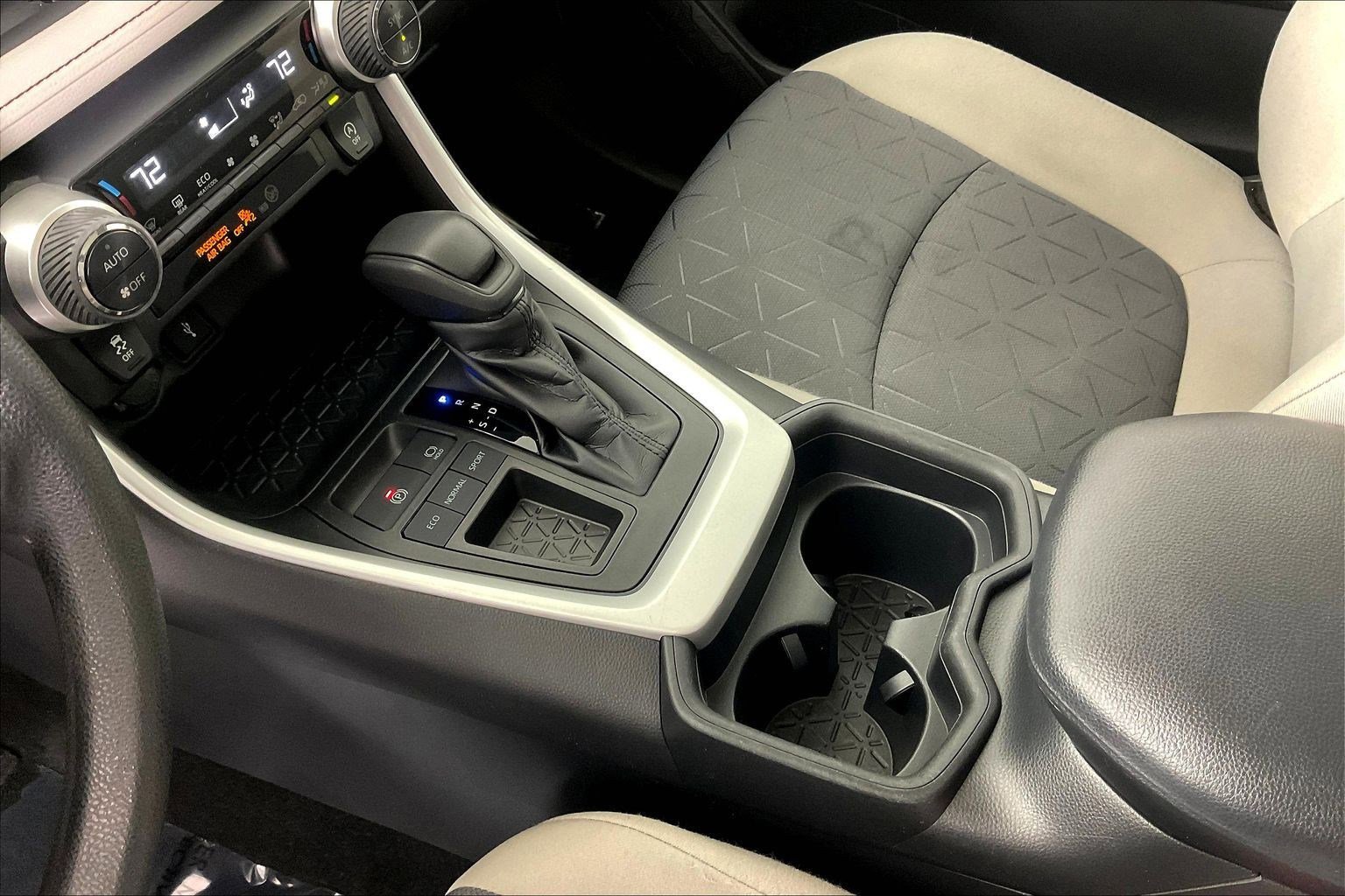 Used 2020 Toyota RAV4 XLE w/ Convenience Package FWD image 18