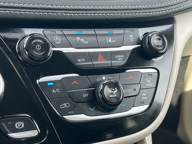 Used 2024 Chrysler Pacifica Limited FWD image 30