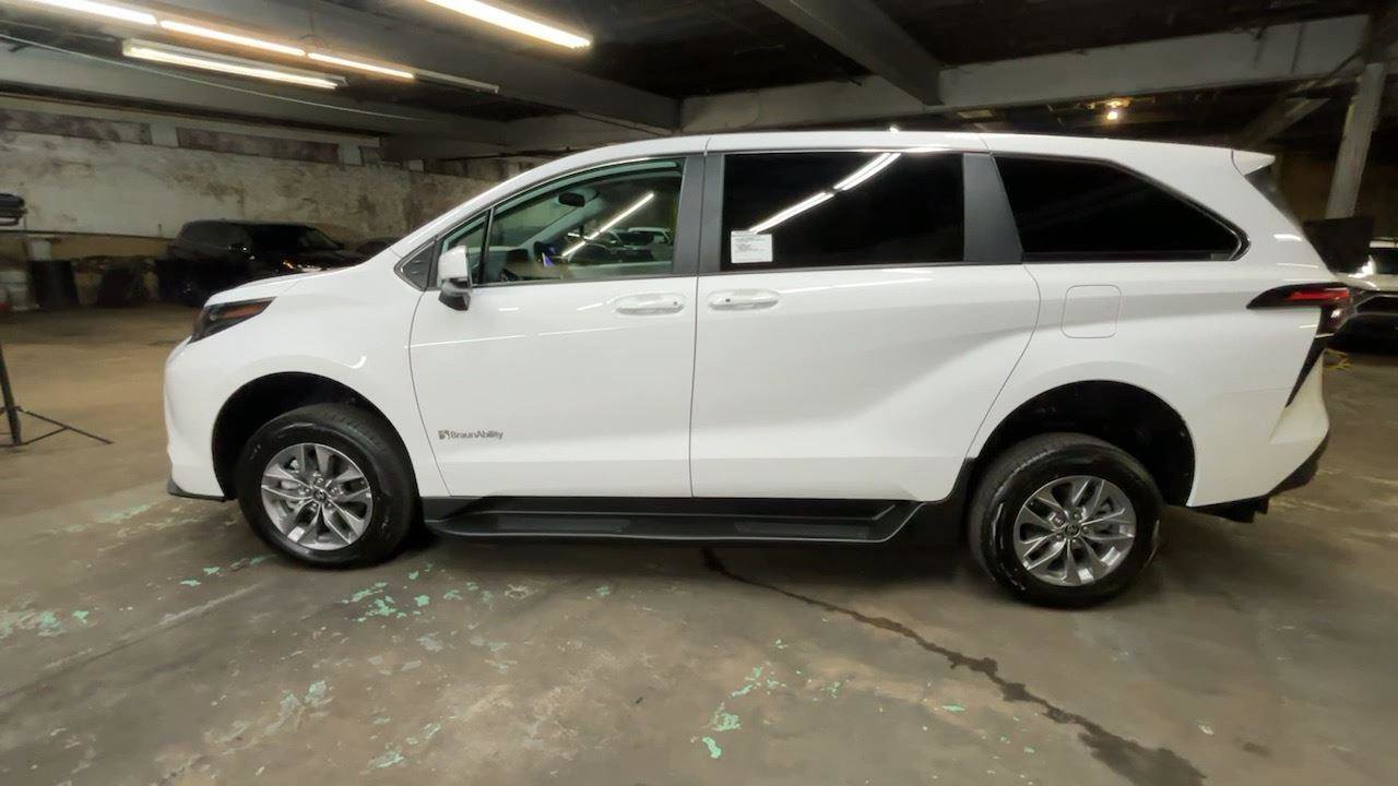Used 2025 Toyota Sienna LE image 10