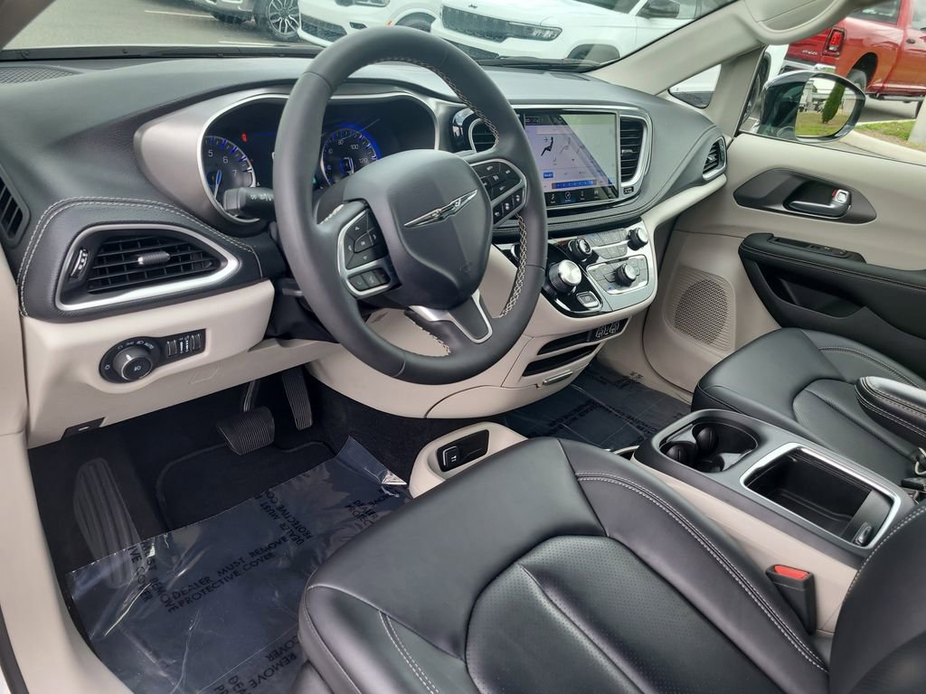 Used 2024 Chrysler Pacifica Touring-L image 16
