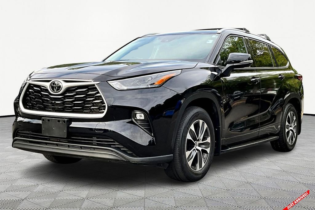 Used 2022 Toyota Highlander XLE image 3