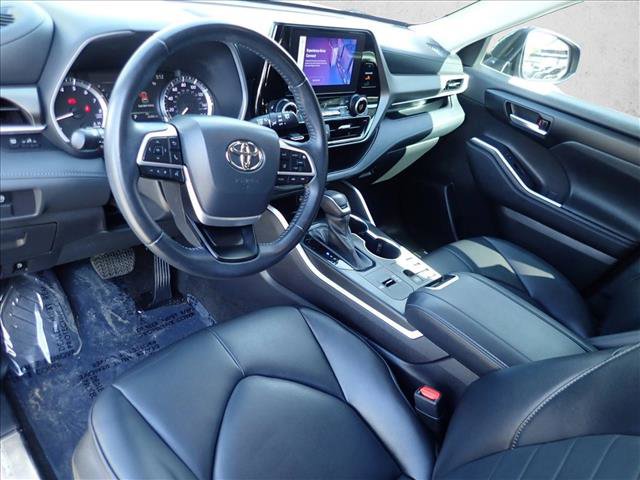 Used 2023 Toyota Highlander XLE FWD image 11