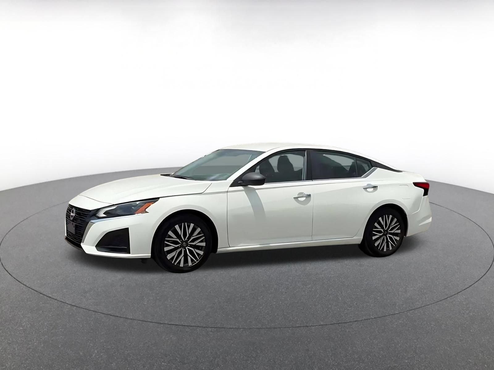 Used 2025 Nissan Altima 2.5 SV FWD image 10