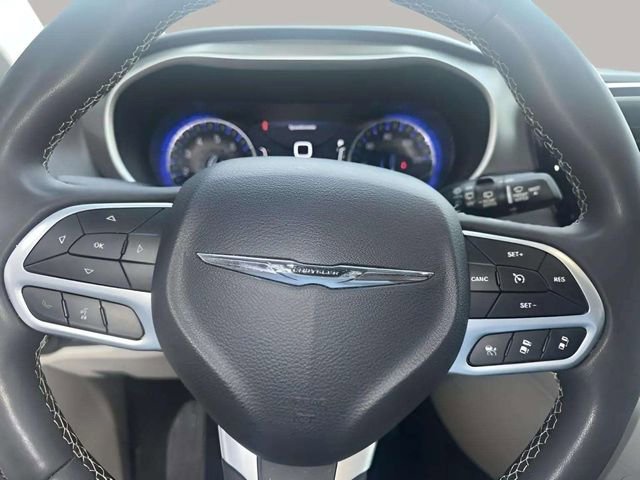 Used 2023 Chrysler Pacifica Touring-L image 9