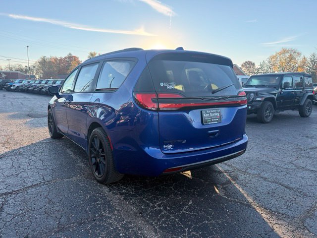 Used 2021 Chrysler Pacifica Touring w/ Uconnect Theater Family Group FWD image 6